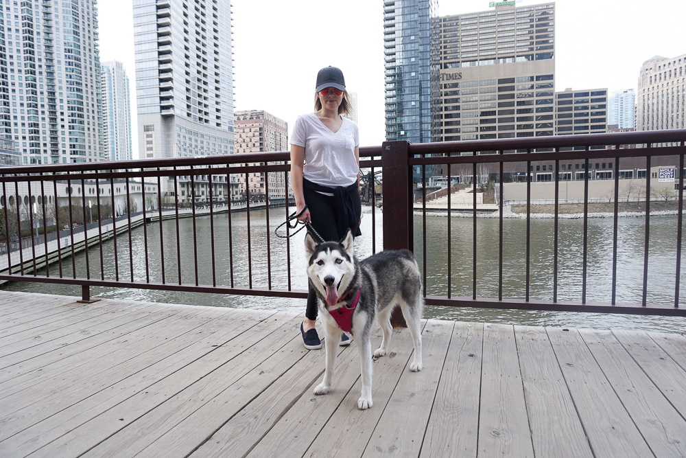 Leggings and v-neck tee on Chicago River