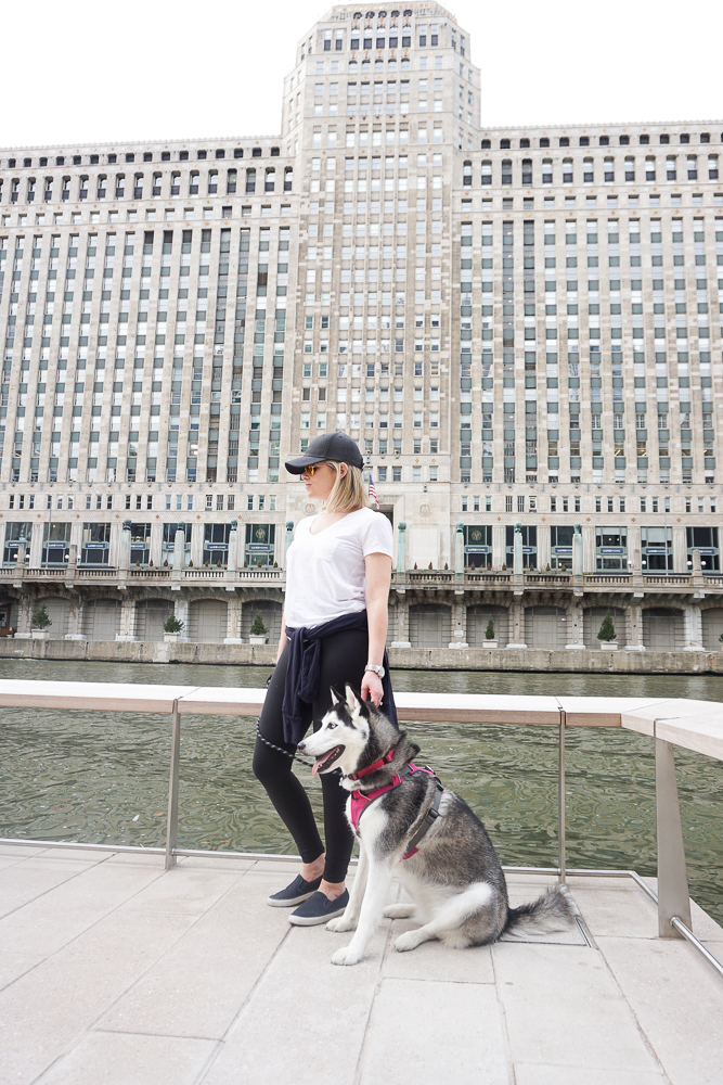 Leggings and v-neck tee outfit on the Chicago River