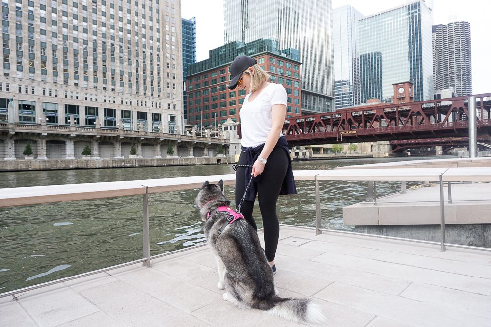 Leggings and v-neck tee on Chicago River