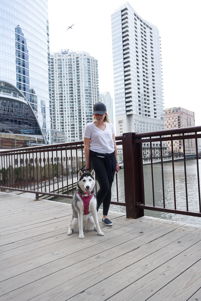 Leggings and v-neck tee on Chicago River