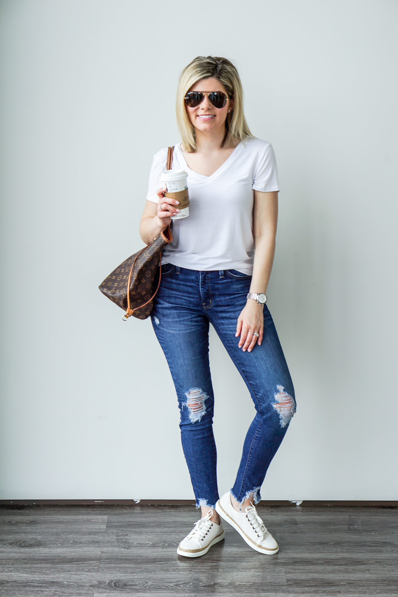 t-shirt, jeans, sneakers and ray-bans